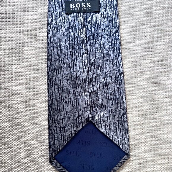 Hugo Boss 100% Silk Necktie Navy Blue Abstract Silver Designer Tie - Picture 2 of 2